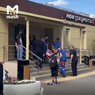 Мужчина с ножом ранил в шею сотрудницу МФЦ в отделе на Борисовских прудах в Москве. Ей оказывают помощь медики.❗ Не грузятся фото и видео? Читайте нас в MAX