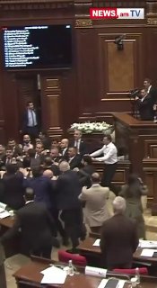 קטטה המונית התרחשה בפרלמנט הארמני. הסכסוך התרחש לאחר שחברי מפלגת השלטון החוזה האזרחי פאשיניאן העליבו את האו…