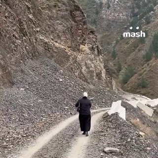 Учительница взбирается по скалам Дагестана каждый день по четыре часа, чтобы добраться до школы, — ради троих учеников на высоте 1,8 км. 45-летняя Хадижат Шехмагомедовна одновременно директор и единственный преподаватель школы в Шамильском районе — все пре