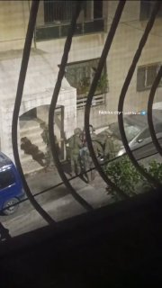 בעקבות כוחות הכיבוש הם עוצרים צעיר ליד מלון אל-קסר ברחוב האוניברסיטה