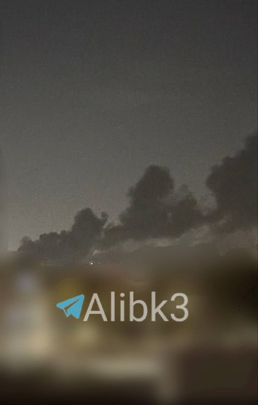 עשן עולה מאזור התעשייה ג'בל עלי, דרומית לדובאי, איחוד האמירויות הערביות
