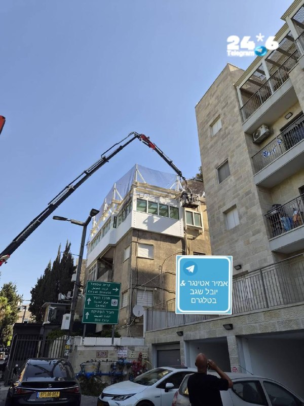 🇮🇱 Now in Jerusalem: Installation of anti-drone nets on Netanyahu's house on Gaza Street. Netanyahu does not stay there that much, but it is officially defined as an alternative residence. (The documentation was approved by the censors and it was filmed this morning).