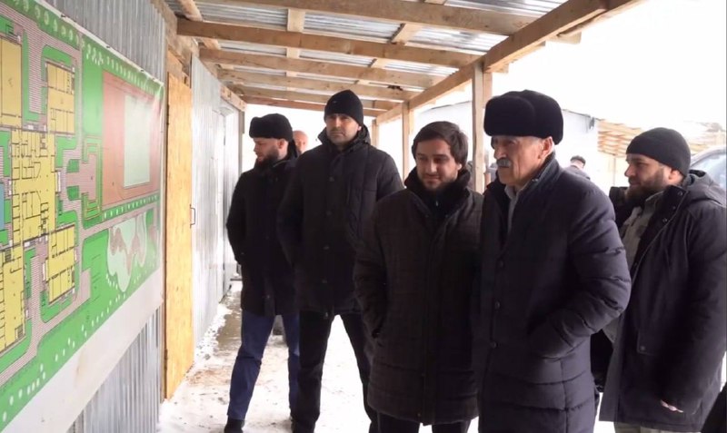 Депутат Госдумы Нурбаганд Нурбагандов проверил строительство новой школы на 420 мест в селе Новосаситли Хасавюртовского района по народной программе «Е фото