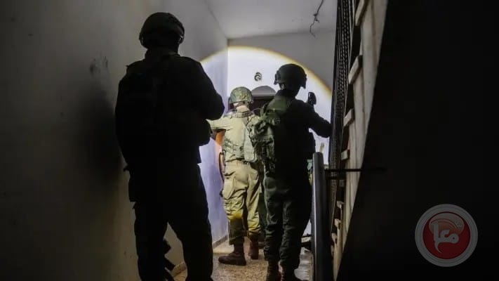 قوات الاحتلال تعتقل عشرات الفلسطينيين بينهم وزير