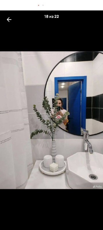 Перекрасили плитку в ванной, сделали тумбу, в которой прячется стиральная машина, из кухонных модулей, так же покрасили. Штору сшила из пододеяльни... - изображение 1 - перекрасили, плитку, ванной