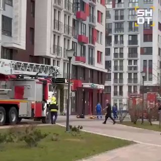 В Новой Москве мужчина поджёг пункт выдачи заказов, а затем поднялся на 8 этаж здания и какое-то время стоял в оконном проеме. По словам очевидцев, он скончался при падении, пишут «Осторожно, Москва» и Shot.