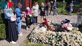 Сегодня Алексею Навальному могло исполниться 50 лет. Москвичи несут цветы к его могилеЖители Москвы с 9 утра несут цветы на Борисовское кладбище, где похоронен Алексей Навальный. Собравшиеся читают стихи и вспоминают политика при жизни. Сотрудники кладбища