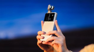 Honor представила смартфон Robot Phone с уникальной выдвижной камеройОсновной сенсор на 200 Мп находится внутри роботизированной конструкции с четырёхосевым стабилизатором и возможностью двигаться на 360 градусов. Honor говорит о лучшем уровне стабилизации