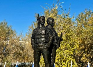 В Якутске на месте снесенного мемориала ссыльным полякам установили памятник Дмитрию Егорову и Николаю Романову, которые «ушли добровольцами на специальную военную операцию» и погибли, рассказал зампредседателя правительства республики. «Памятник поставлен