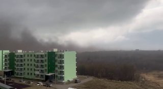 Сахалинский Шахтерск неделю задыхался от угольной пыли. На видео от местных жителей — тьма египетская, все черное, солнца не видно. Сильный ветер раздул уголь над портовым терминалом и городком, системы пылеподавления не справились, не помогла даже останов