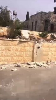 דחפורי הכיבוש הורסים את כיכר הקדושים במרכז העיירה כפר קדום, מזרחית לקלקיליה.