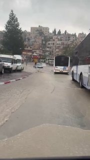 צפו בזרמים שנגרמו מגשם בשכונת אל-סוואנה בעיר הכבושה ירושלים.