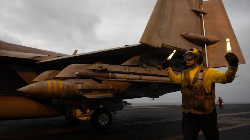 Iranian Naval Force: تصویری از لود AIM-9X Sidewinder block II بر روی لانچر LAU-127/A و بمب 2000 پوندی GBU-31(V)4/B jadm با سر جنگی BLU-109/A 