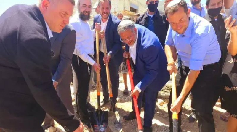 בן גביר, יחד עם ראש המועצה להתנחלויות צפון הגדה ומאות מתנחלים, משתתפים בהנחת אבן היסוד לשכונה חדשה בהתנחלות…