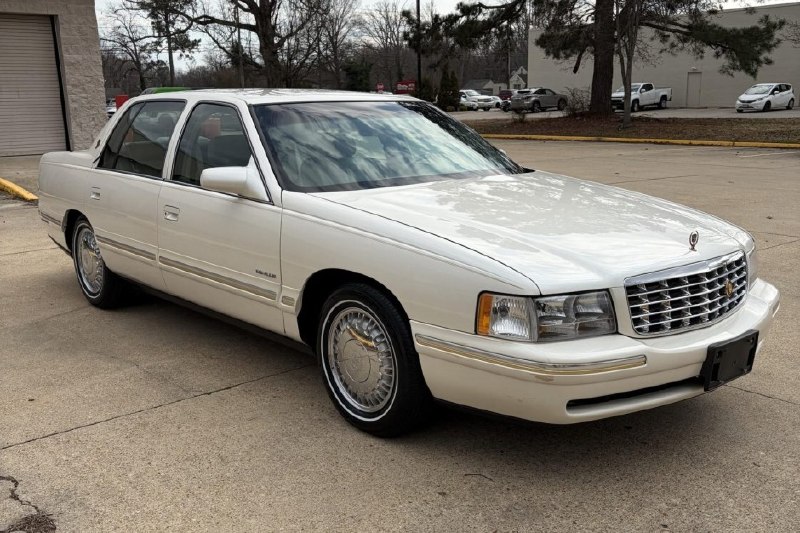 🚗✨ Вечернее воскресное открытие: 1999 Cadillac DeVille «Gold Anniversary» с 36