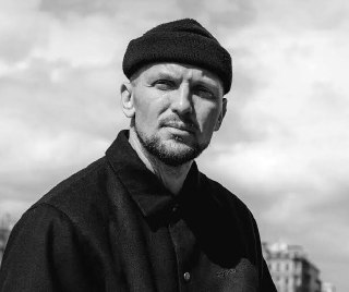 Умер лидер группы Krec рэпер Артем Бровков, также известный как Fuze, сообщила его жена:«Несколько часов назад он попал в страшную аварию, врачи сделали все, что смогли, но спасти его не удалось». Рэперу было 46 лет.