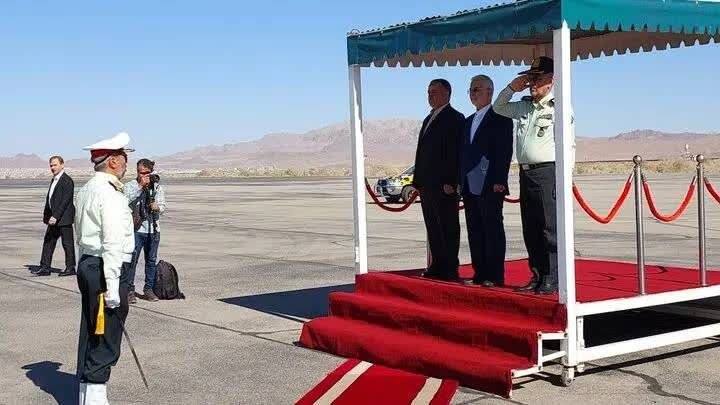 خاورستان: 🔻وزیر کشور وارد بیرجند شد🔹دکتر مؤمنی وزیر کشور، همزمان با هفته دولت، به منظور افتتاح چند طرح و شرکت در شورای اداری وارد 
