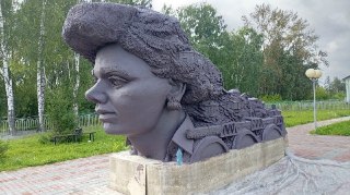 Красноярском крае у вокзала появилась скульптура девушки-поездаРечь идет об арт-объекте, расположенном в поселке Нижняя Пойма в сквере возле вокзала Решоты-Северный. Его основой служит большая женская голова с крупными чертами лица на вытянутой шее, у кото