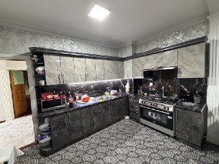 Qarashay yo'lida, yo'l bo'yida 4 xonali kvartira sotiladi