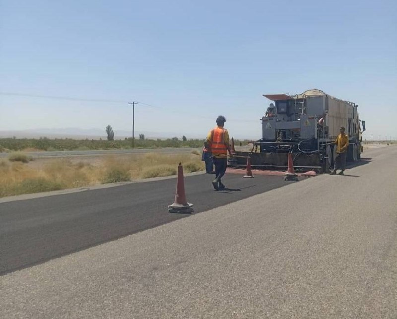 کرمان نو: 🔸آغاز اجرای ۳۵ کیلومتر روکش حفاظتی در جادههای شرق استان کرمان🔹عملیات روکش حفاظتی در محورهای اصلی و فرعی شهرستانهای بم،