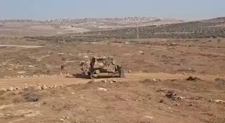 עקוב| כוחות ישראל מתחילים להדביק אדמות של חקלאים בדחפור באדמות הכפר אל-מוג'יר, מזרחית לרמאללה.