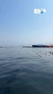 🇮🇱 Drama in the Strait of Hormuz: a container ship sank. The fishermen collect the goods from the sea A ship carrying about 2,500 containers sank yesterday in the Strait of Hormuz, after it was reportedly hit by an Iranian weapon. It is not yet clear whether it is a missile, a UAV or a naval mine. In the documentation from the place, fishermen are seen collecting goods that fell from the ship from the sea. News: For the WhatsApp channel: Shabbat Square news.