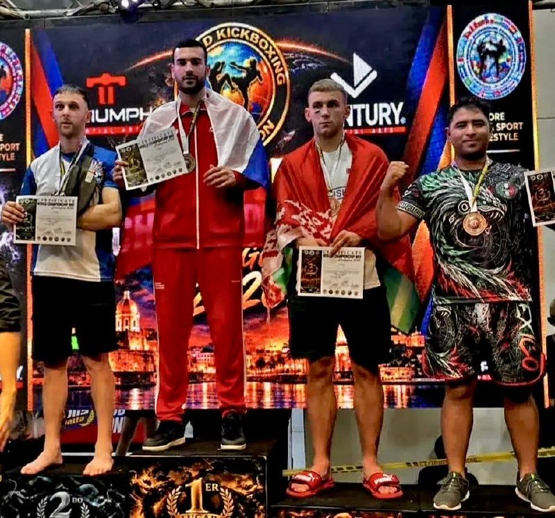 זהב של אליפות העולם Kickboxing: ניצחון של אדוארד דייווידיאן אטלט מ Kislovodsk Eduard Davidyan זכה במדליית ז…