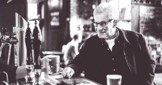 «Я не в изгнании и не в послании — я в познании»Зиновий Зиник — гений письма как жанра. Кажется, именно из письма и дневниковой заметки растут его эссе и романы. Зиника всегда вписывают в историю третьей волны эмиграции: Бродский, Довлатов, Вайль и Генис*…