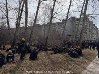 Сотни китайских рабочих вышли на протест в Хабаровском крае из-за невыплаты зарплатРабочие стройфирмы «Петро-Хэхуа» прошли колонной по Комсомольску-на-Амуре. Они попросили главу «Роснефти» Игоря Сечина и Владимира Путина о помощи из-за невыплаты зарплаты в