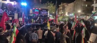 הערב בטהרן: איראן הציגה רכב משגר טילים (טל) כדי שהאיראנים יוכלו לצפות מקרוב, בכיכר ואליאסר בטהרן.