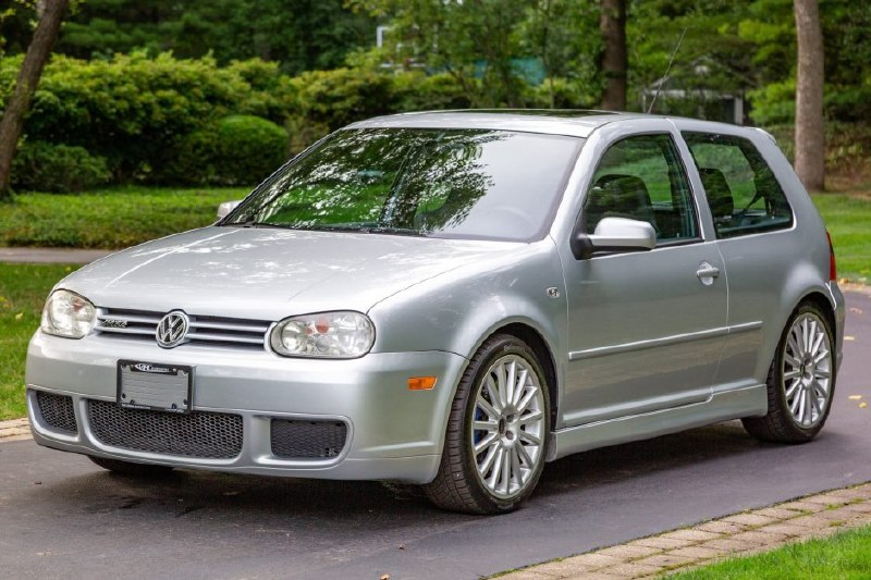🚗✨ 2004 Volkswagen R32 – редкая находка для ценителей скорости и стиляВ начале