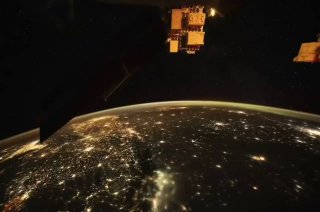 פורסם סרטון מהחלל של רגע התקיפה הבליסטית בקייב, שתועד על ידי לוויין נאס"א. צפיתי בסרטון מספר פעמים. הבנתי ר…