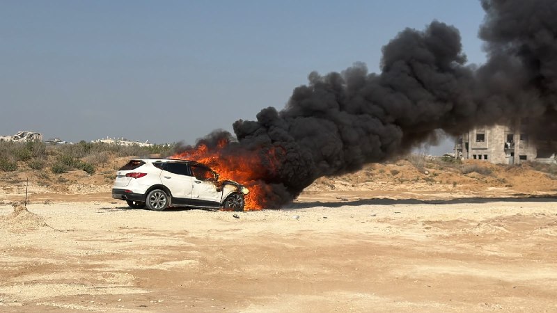 הרכב שהפציץ הכיבוש וסביבתו במספר טילים ליד הנמל החדש בשכונת שייח' עג'לין, דרומית מערבית לעיר עזה.