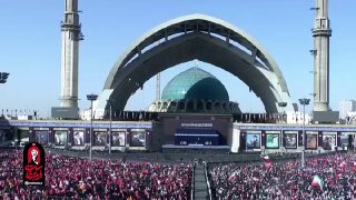 🎦 כניסת הגופות הטהורות של נפגעי משפחתו של האימאם מוג'אהיד ההרוגים למסגד של האימאם חומייני (RA) בטהרן