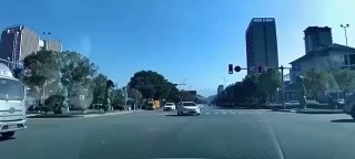 Водитель грузовика в Китае сам приехал в пожарную часть на горящей машине, где е