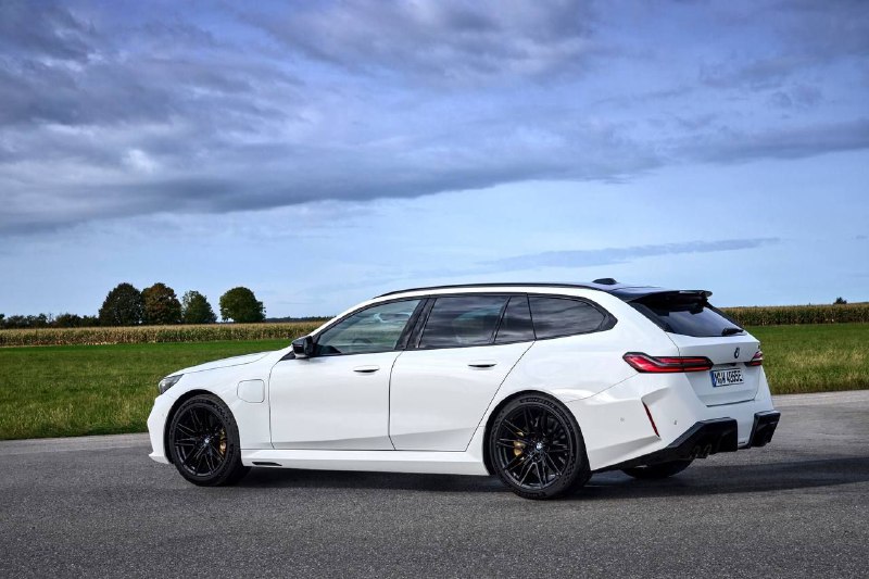 M5 Touring в цвете Alpine white 3