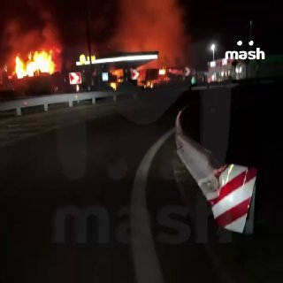 ВС РФ ночью ударили по складам и логистическим центрам в Киеве и области, через которые ВСУ получали оружие, военные грузы и беспилотники.Собрали главное:— В пригороде Киева атакован "МЛП-Чайка" площадью 100 тысяч квадратных метров. Там собирали и хранили 