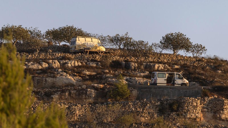 הגדה המערבית: עשרות מתנחלים ישראלים תוקפים את העיירה קוסרה ולוכדים פלסטינים בתוך בית