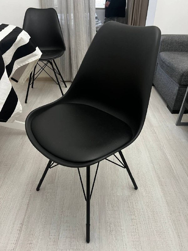 Продам стулья из jysk 2 белых, 2 черных.