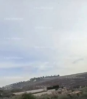️🇱🇧🇮🇱 צילומים מציגים את הרגע שבו הפגזה ארטילרית ישראלית פקדה את האזור שבין זוותאר אל-שרקיה ומיידון, דרו…