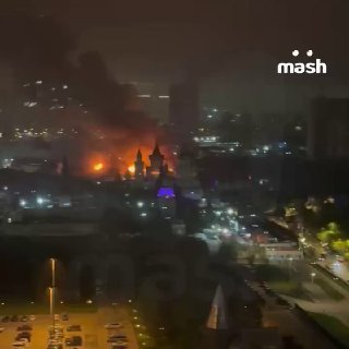 Площадь пожара на территории Измайловского Кремля увеличилась до 3000 квадратов — полыхает половина развлекательного комплекса. Тушить мешает сложная планировка здания и его конструктивные особенности. Огонь и дым быстро распространяются из-за высокой пожа