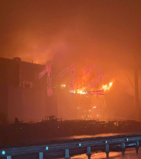 Пожар произошёл на складе для хранения аккумуляторов в особой экономической зоне "Алабуга" в Татарстане, пишет 112. Площадь возгорания 1000 квадратных метров. Самостоятельно эвакуировались из предприятия более 300 человек. К тушению готовят вертолет.