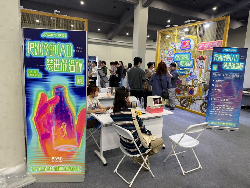 怎么说呢...🤔 想象中的机器人女朋友应该不是这样子？不过2050确实很酷！怎么说呢...🤔 想象中的机器人女朋友应该不是这样子？不过2050确实很酷！
