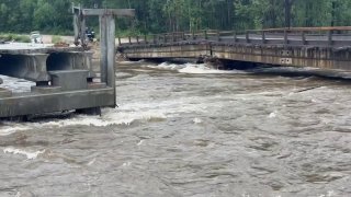 В иркутском Бодайбо снова ЧП — город отрезало от мира из-за паводкаГород Бодайбо в Иркутской области остался без автомобильного снабжения из-за наводнения, пишут «Люди Байкала» и «Сибирский экспресс».Затопленными оказались участки трассы Северобайкальск — 