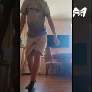 Школьник из Новосибирска установил рекорд по вращениям вокруг себя. За 25 минут он прокрутился 1300 раз. И отправил видео-пруф в Книгу рекордов Гиннесса, чтобы те всё зафиксировали и внесли его достижение в список.зачем а главное нах*я?❗️ Mash на спорте те