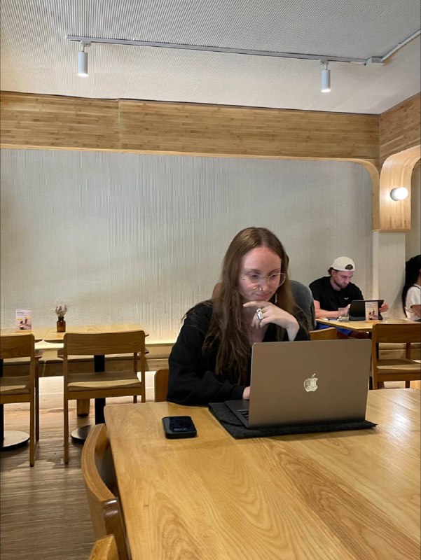 Делюсь важным анонсом Этот отпуск для меня был очень продуктивным. Я работала часто и много, даже на море. Обе с Лизой сгорели, прямо как в детстве 🤣Мы с командой придумали несколько интересных проектов.Первый: открытый онлайн-интенсив для всех мастеров по волосам и визажистов, кто хочет развития, прокачки навыков, вдохновения. Второй: изменили структуру моего онлайн-курса и добавили новые опции.Ориентировочно по датам:— 25 марта будет старт предзаписи на 3-й поток онлайн-курса по укладкам, прическам, парикам и работе с укладочными продуктами.— 28 марта - 2 апреля — онлайн-интенсив по развитию в сфере волос, где будут лучшие условия для обучения на 3-ем потоке.— 13 апреля — старт 3-го потока курса.Кто ждет? Ставьте реакции, чтобы я понимала, сколько вас тут ❤️Делюсь важным анонсом Этот отпуск для меня был очень продуктивным. Я работала часто и много, даже на море. Обе с Лизой сгорели, прямо как в детстве 🤣Мы с командой придумали несколько интересных проектов.Первый: открытый онлайн-интенсив для всех мастеров по волосам и визажистов, кто хочет развития, прокачки навыков, вдохновения. Второй: изменили структуру моего онлайн-курса и добавили новые опции.Ориентировочно по датам:— 25 марта будет старт предзаписи на 3-й поток онлайн-курса по укладкам, прическам, парикам и работе с укладочными продуктами.— 28 марта - 2 апреля — онлайн-интенсив по развитию в сфере волос, где будут лучшие условия для обучения на 3-ем потоке.— 13 апреля — старт 3-го потока курса.Кто ждет? Ставьте реакции, чтобы я понимала, сколько вас тут ❤️