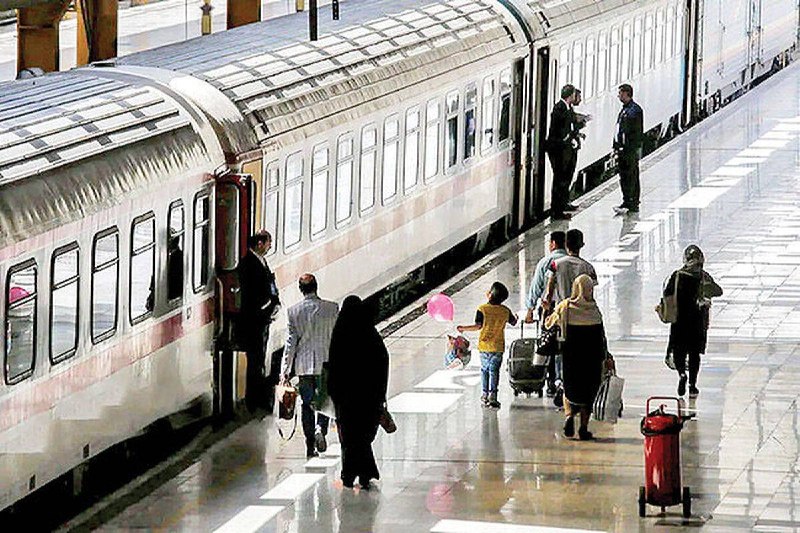 روزنامه ایران: ⭕ چرا مسافران پشت سایت فروش بلیت قطار میمانند؟دبیر انجمن صنفی شرکت های حمل نقل ریلی مسافری:🔹علت اصلی کمبود بلیت قطار، ع