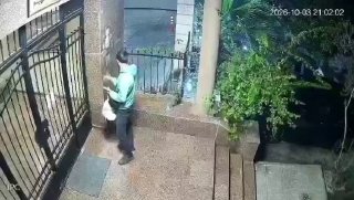 📹 A surveillance camera records a carjacking at gunpoint in the American neighborhood - Alhadat!
