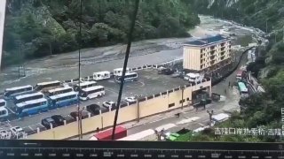 Более 380 туристов, в том числе 291 иностранец, пропали без вести после наводнения в Непале, сообщил Совет по туризму гималайской республики.  Информации о пострадавших или пропавших без вести россиянах у МИД РФ нет, заявил ТАСС советник-посланник российск