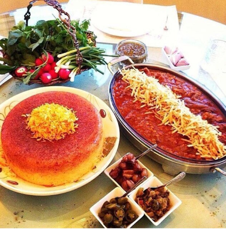 😍🌹♥️ عاشقانه.😍🌹❤️: ظهر نازتوووون بخير ناهار تون سرشار از عشق آسمون دلـتـون آفـتـابـي☀️ لـباتون پُــر خـنـده😊 نـفـسـتـون گــرم ســفــره تـون
